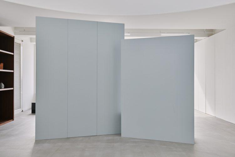 高さが異なるブルーグレーカラーの可動壁