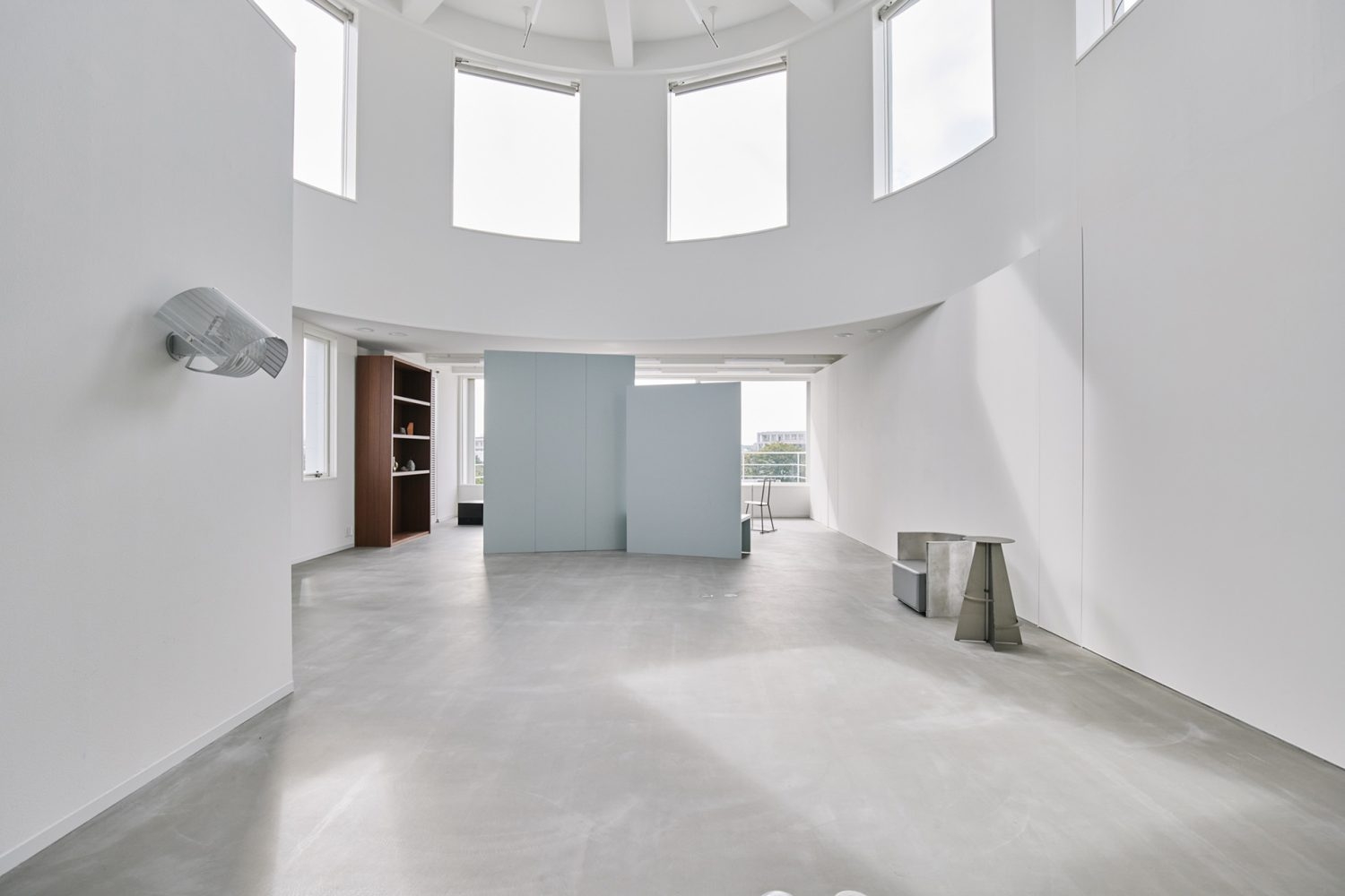 天井から自然光が降り注ぐ開放的な空間