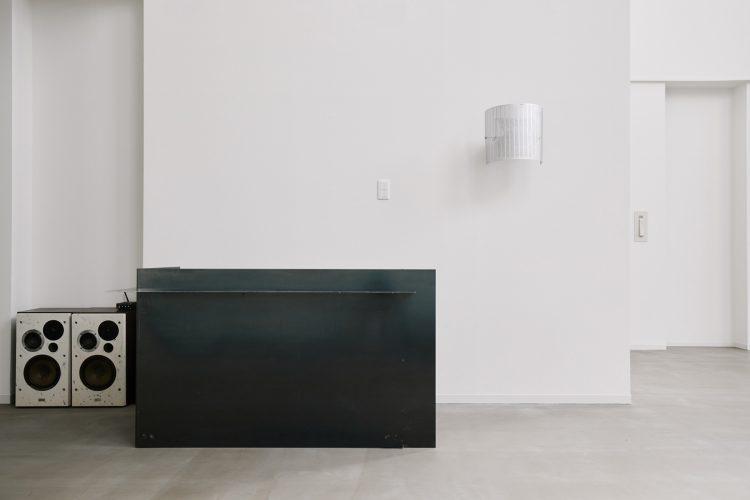 コントラストの効いたブラックのカウンター