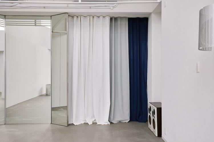 3色のカーテンで背景アレンジも