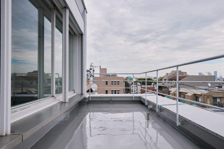 開放感のあるバルコニーで屋外カットも撮影可