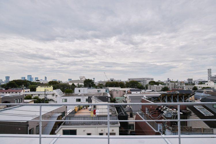 バルコニーから街を見渡す開放的な景色