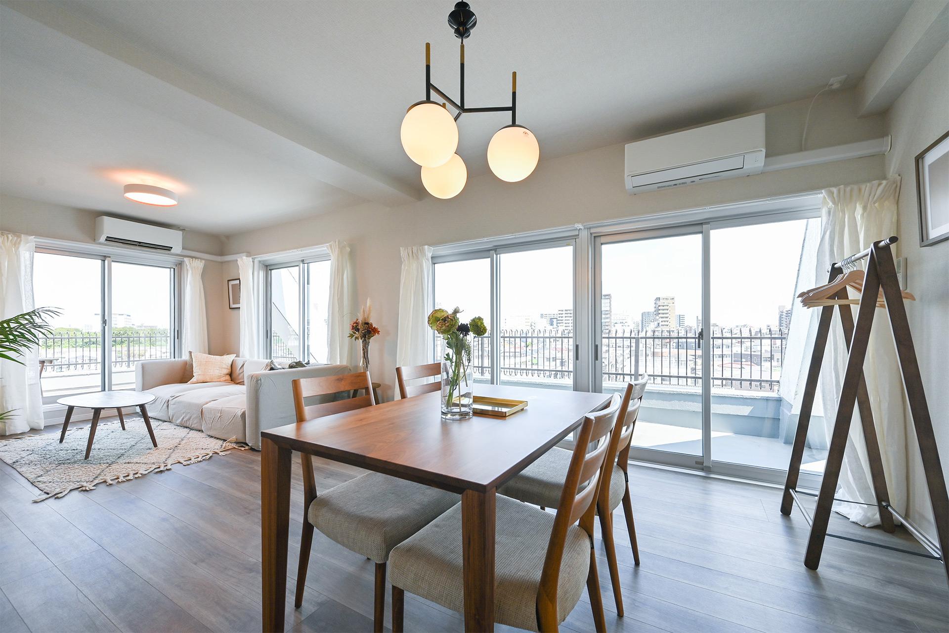 マンション最上階 バルコニーに面したリビング