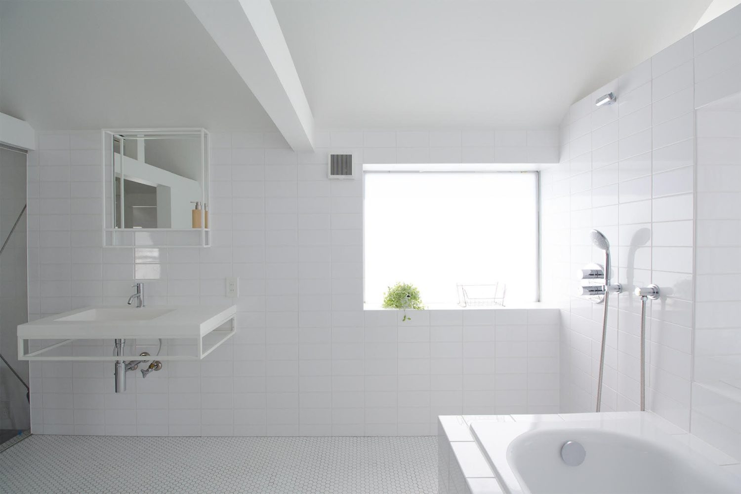 お湯も出る洗面台と浴槽、シャワー