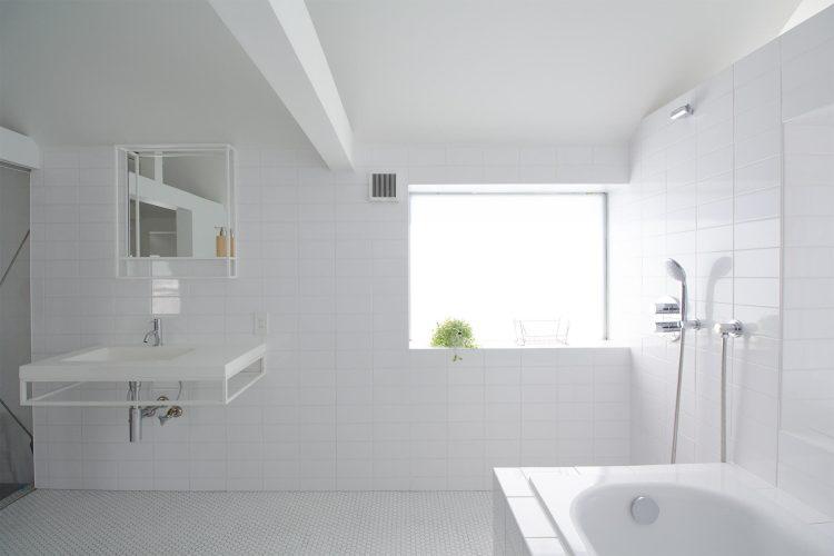 お湯も出る洗面台と浴槽、シャワー