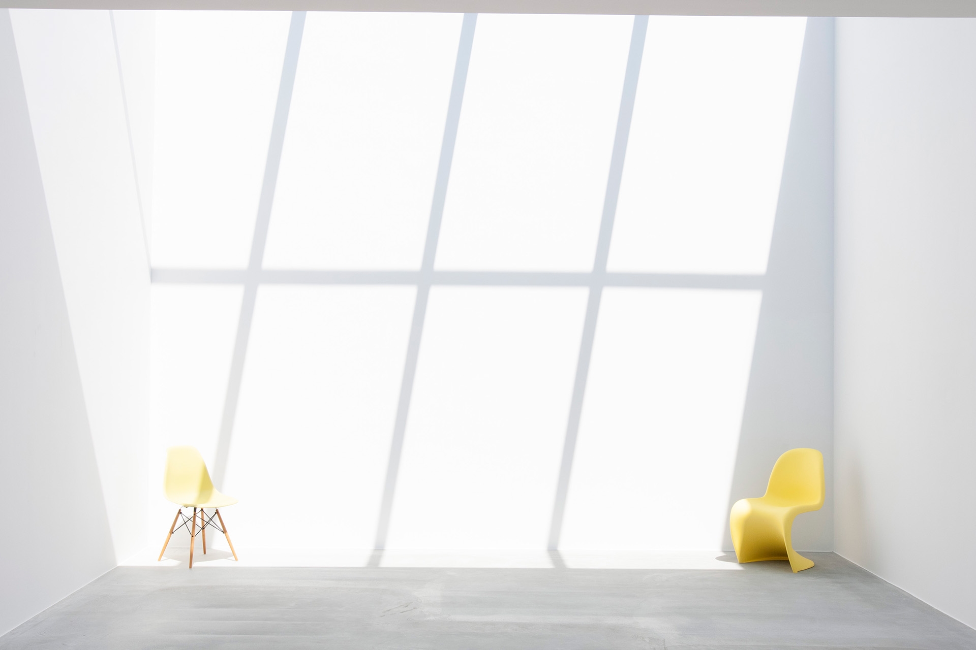 天井高5mの天窓から差し込む自然光