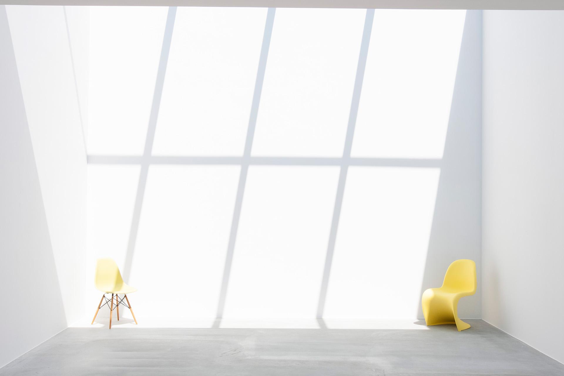 天井高5mの天窓から差し込む自然光