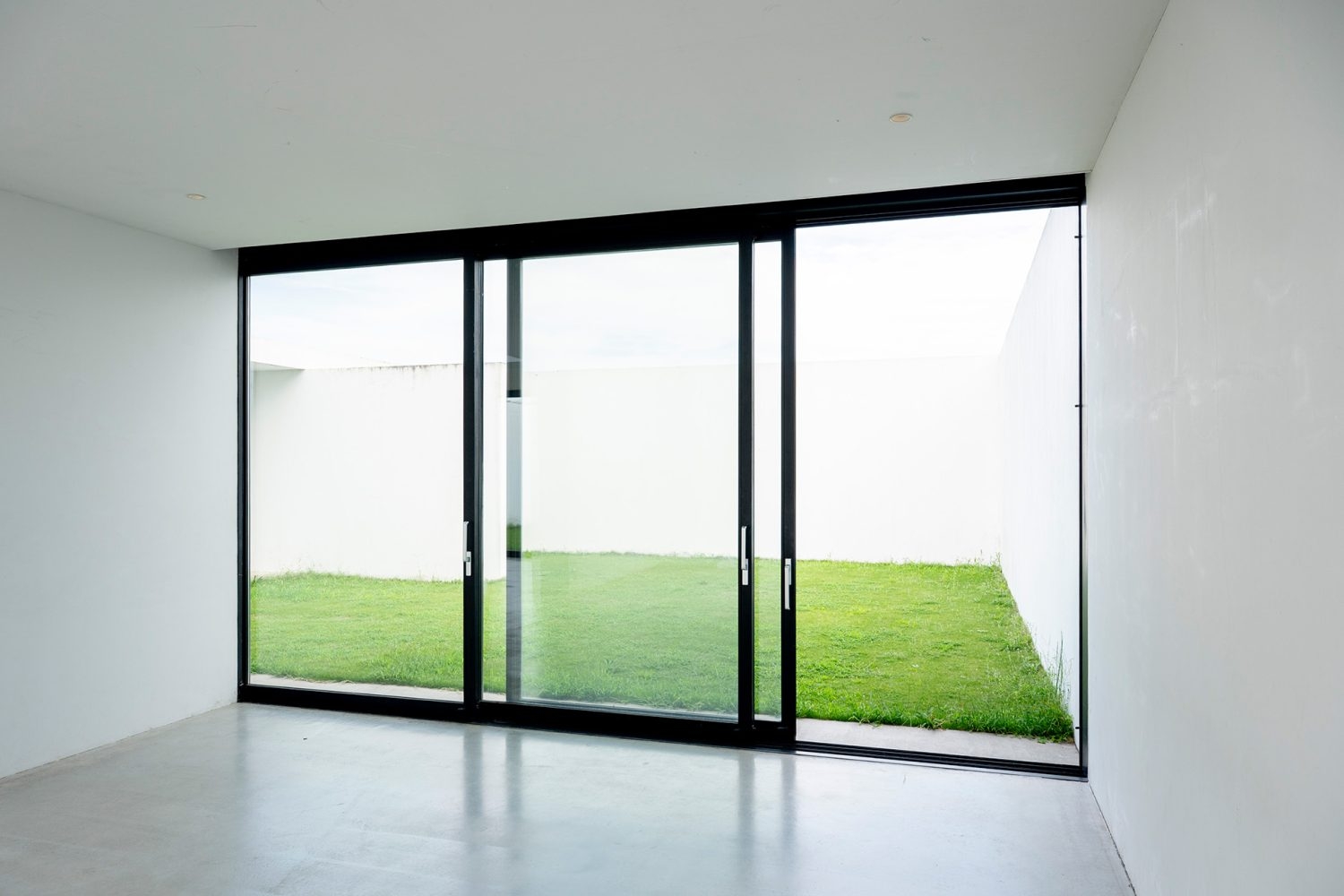 3m枠の大窓から自然光が差し込む空間