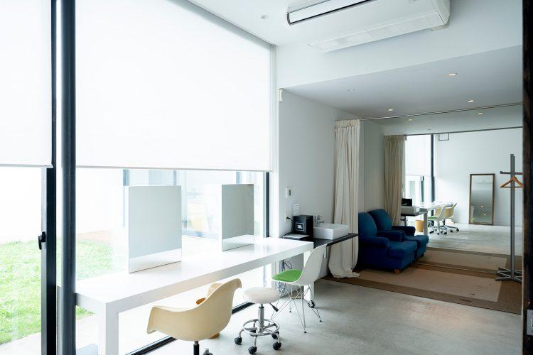 メイクルーム / カーテンの仕切りや鏡貼りの壁面あり