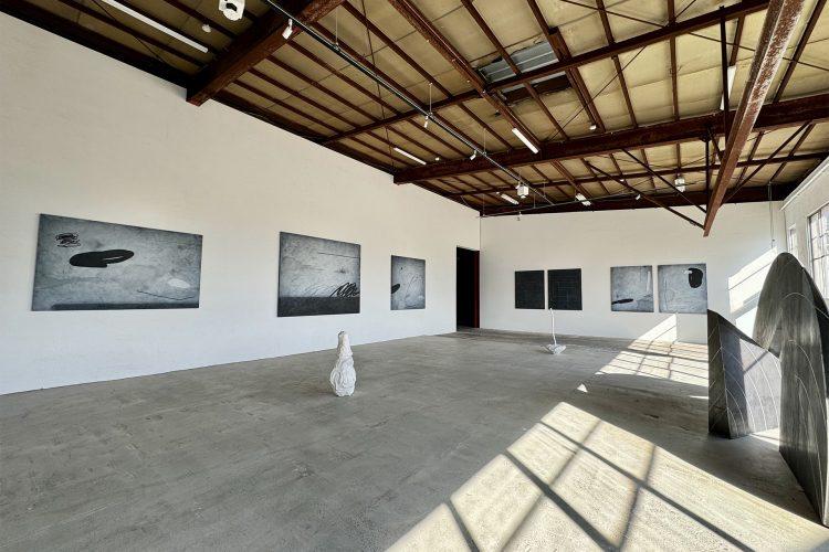 自然光が入るメイン展示スペース