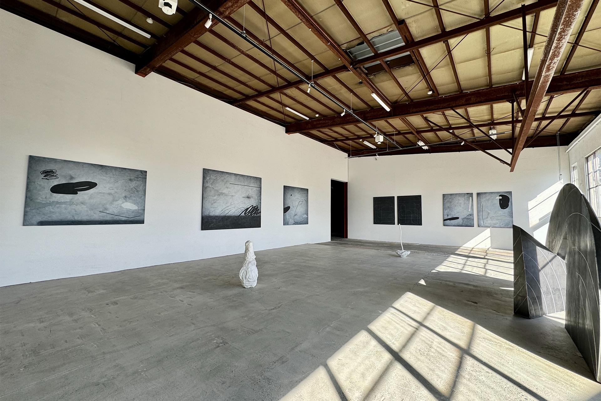 自然光が入るメイン展示スペース