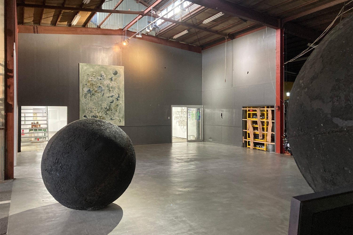 廃工場と大型作品が生み出す非日常空間