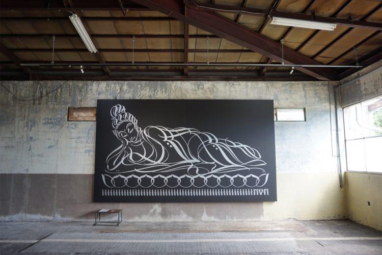 奥展示室の自然光とアート作品