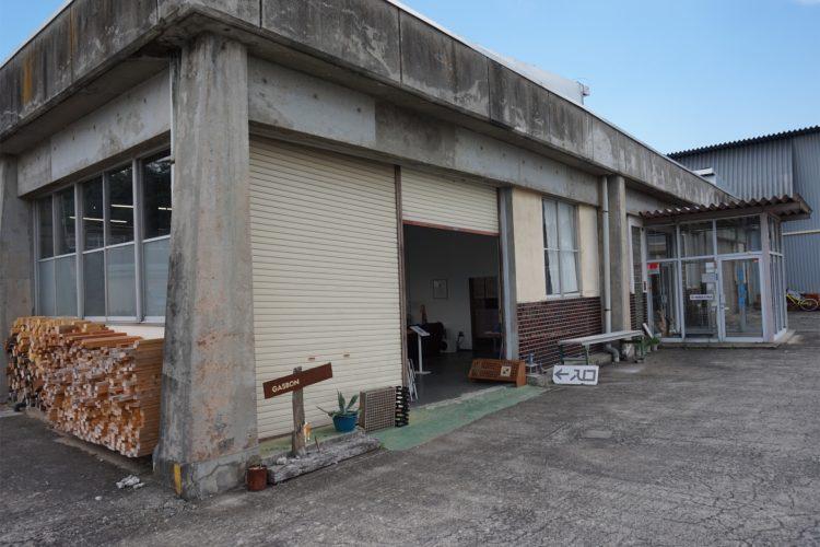 工場感が残る施設入口