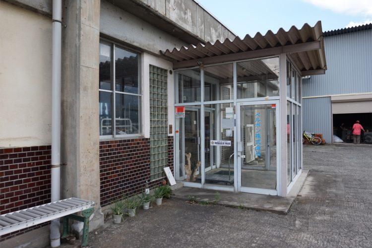 タイルや風防入口など昭和レトロな風情が残る