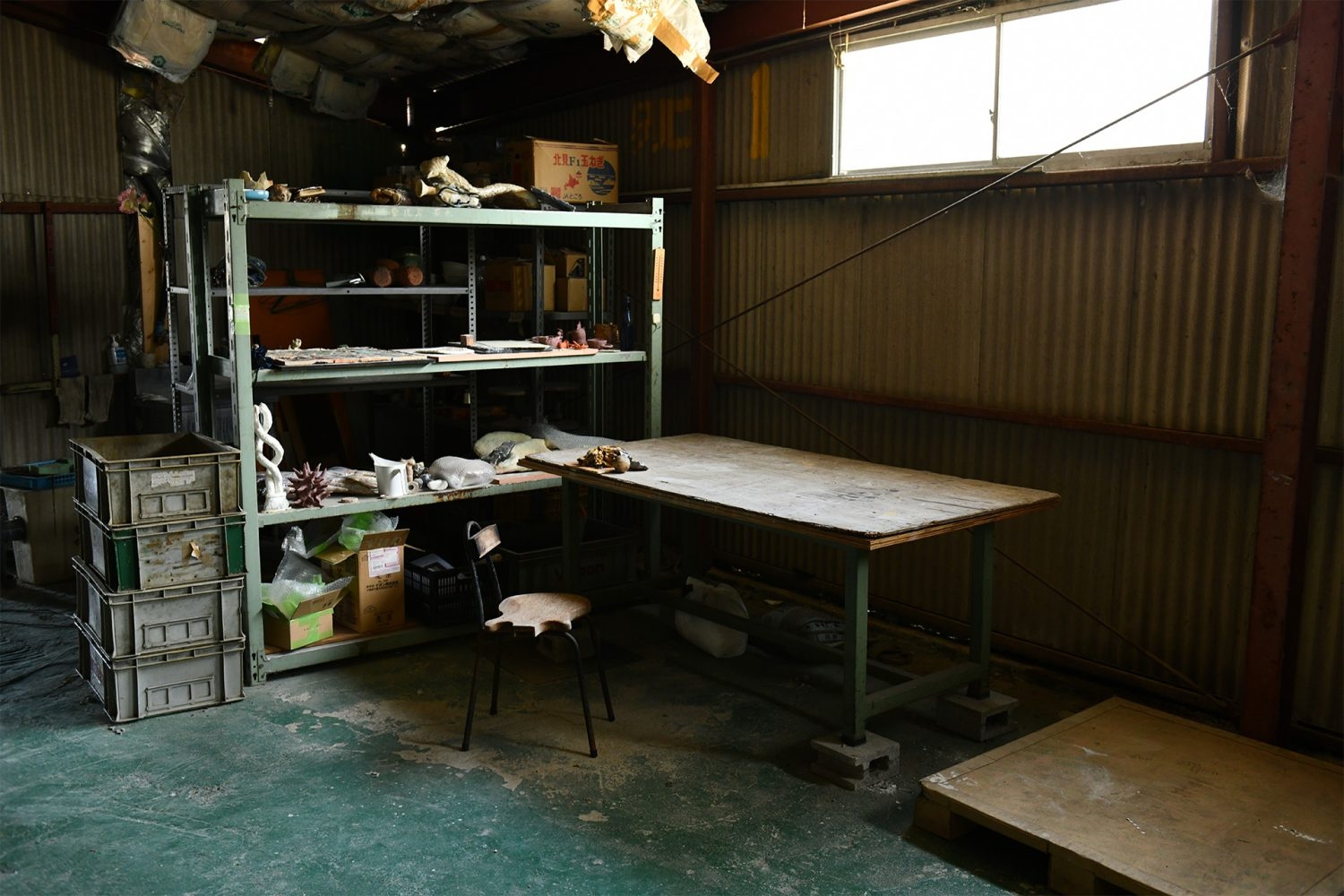 作陶場に隣接した作業スペース。陶芸制作風景の撮影も。