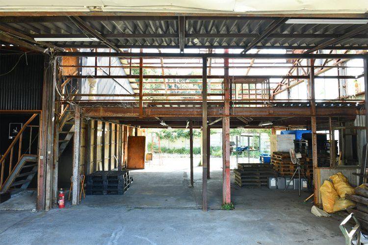 鉄組とコンクリで構成された廃墟をイメージさせる空間