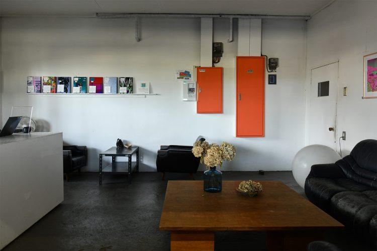 ソファとテーブル。壁面にアクセントカラーが入った空間