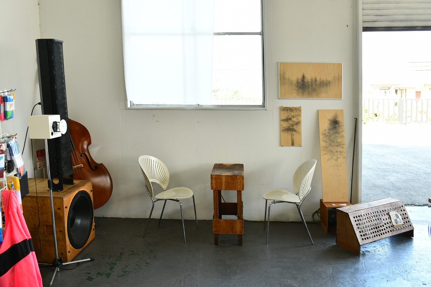 カフェスペースの趣ある備品や作品を用いた撮影も可能