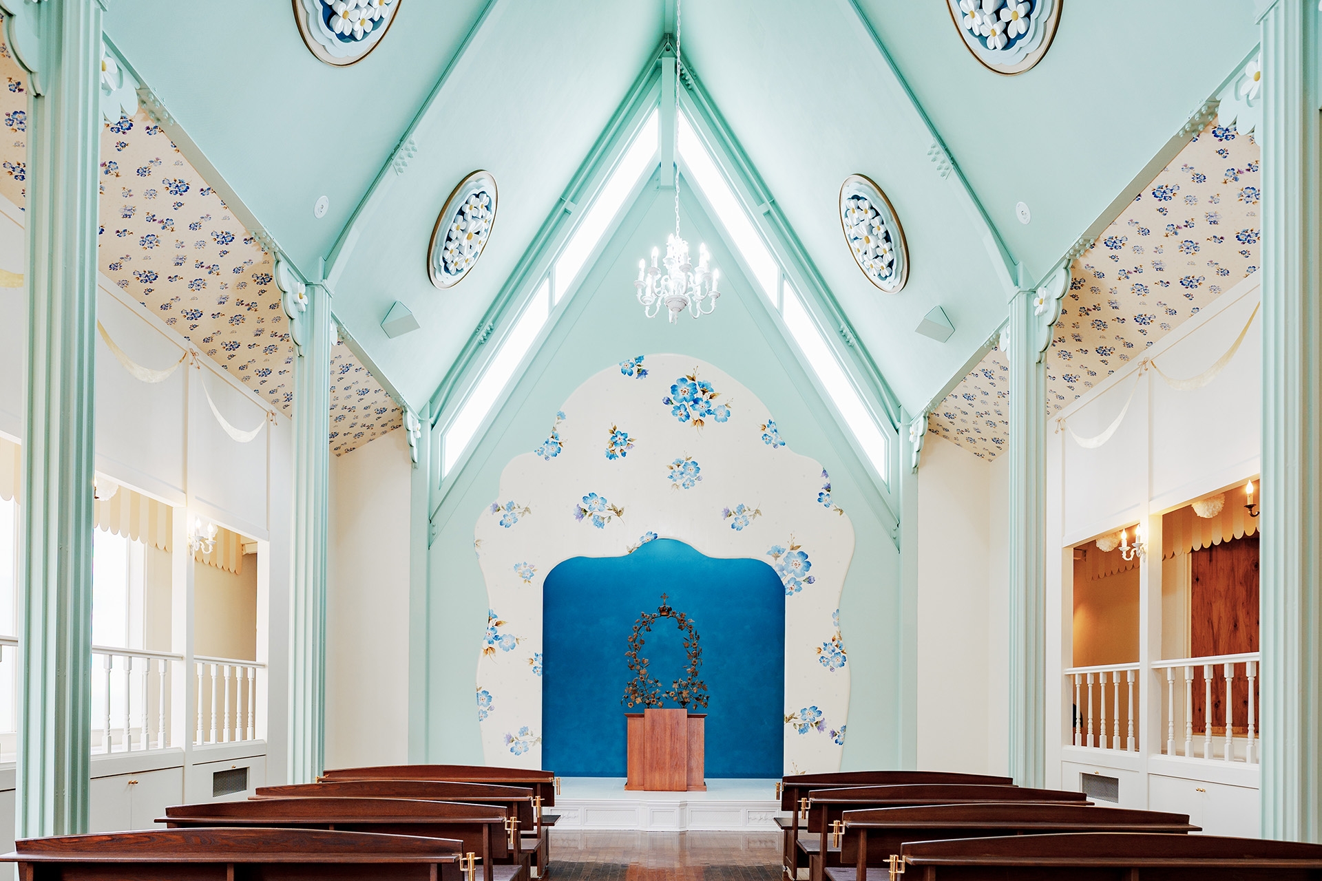 自然光が差し込む神聖な空間