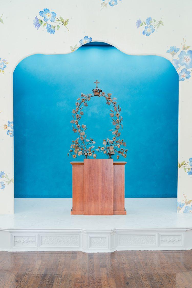 シンボリックなブルーバックの舞台