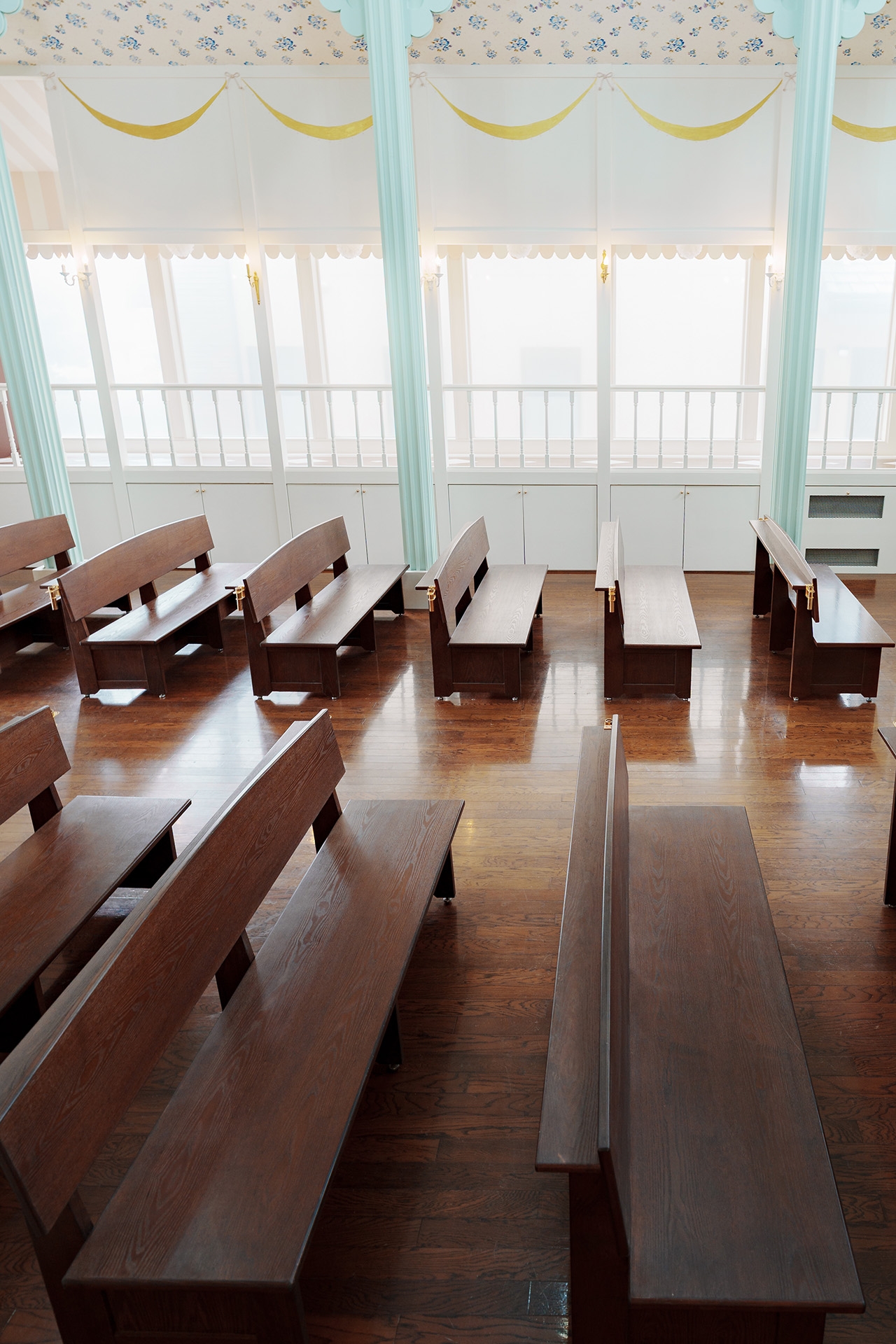 自然光が差し込む神聖な空間