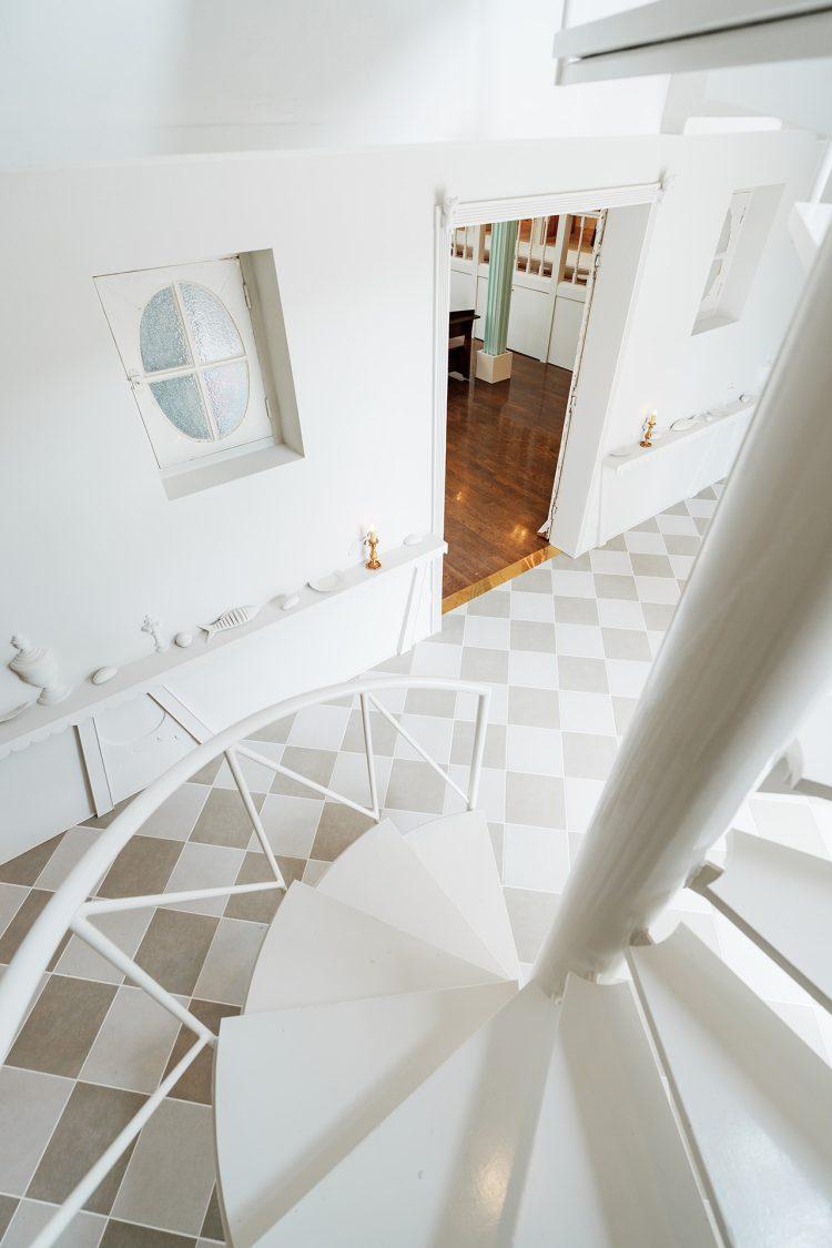 曲線が美しい螺旋階段からの俯瞰