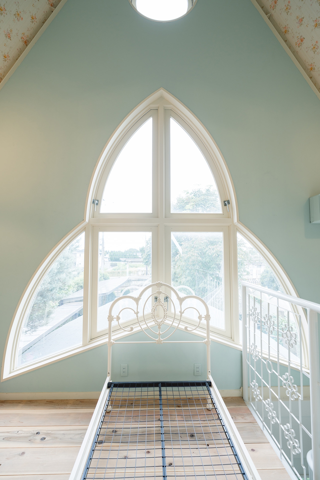 絵になるクロスの窓