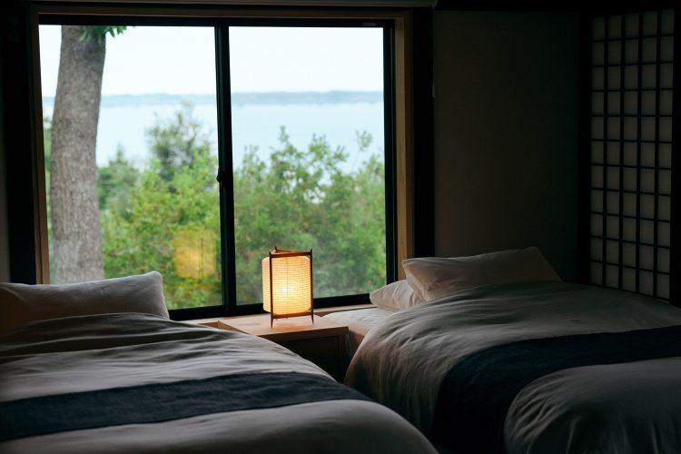 1F 客室 / 朝日が入る窓辺