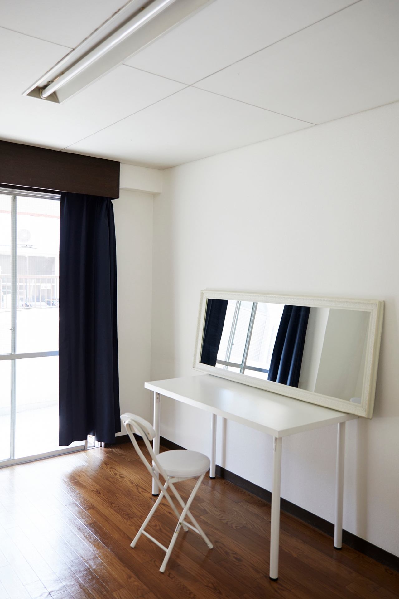 テーブルと鏡で簡易メイク台をご用意可能