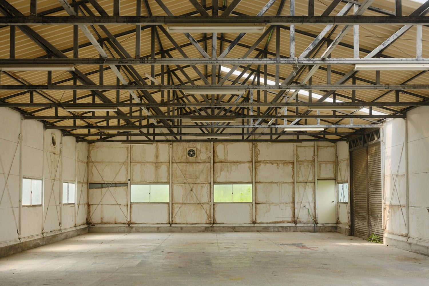 天井高約4m・建て込み可 ラフで無骨な倉庫スタジオ
