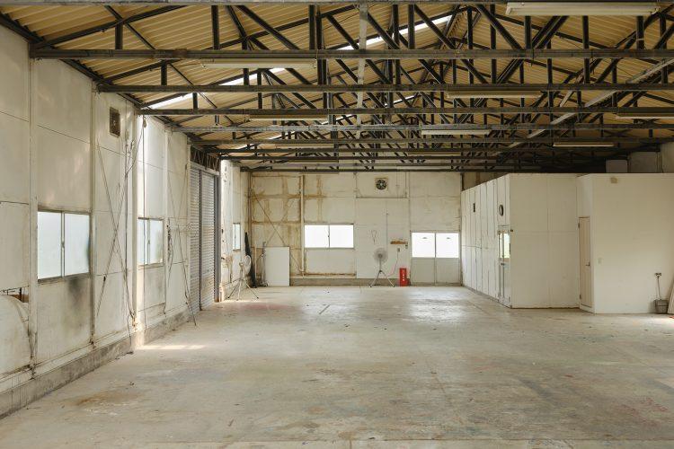 自由度高く使える約240㎡の広々とした倉庫空間
