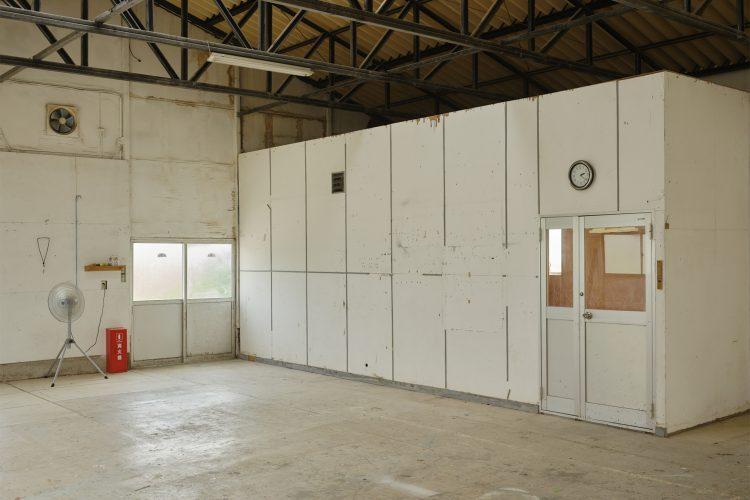 白壁のコーナーを活かしたファッション撮影も可能