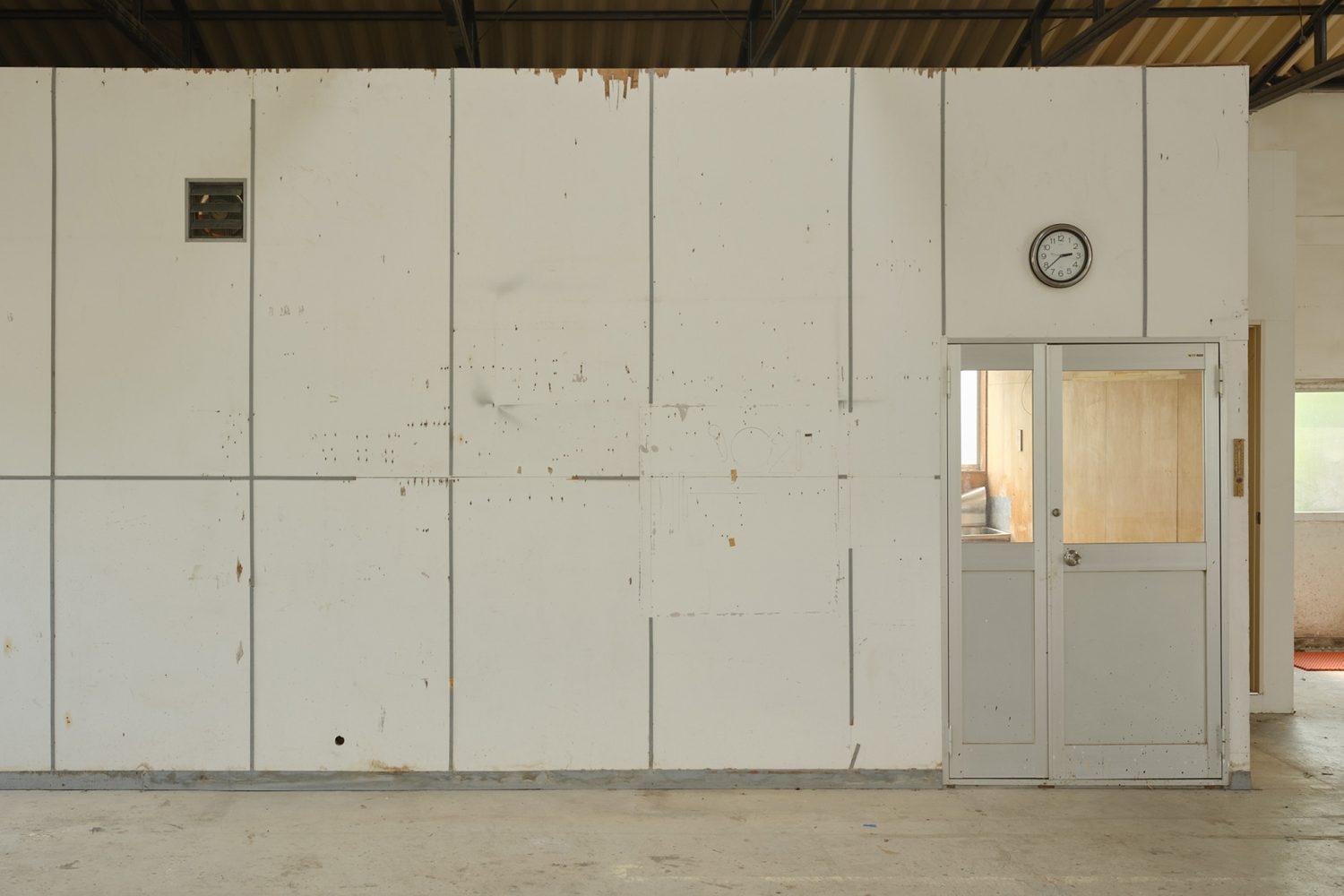 控室入口 / 壁面の風合いを活かして撮影可能