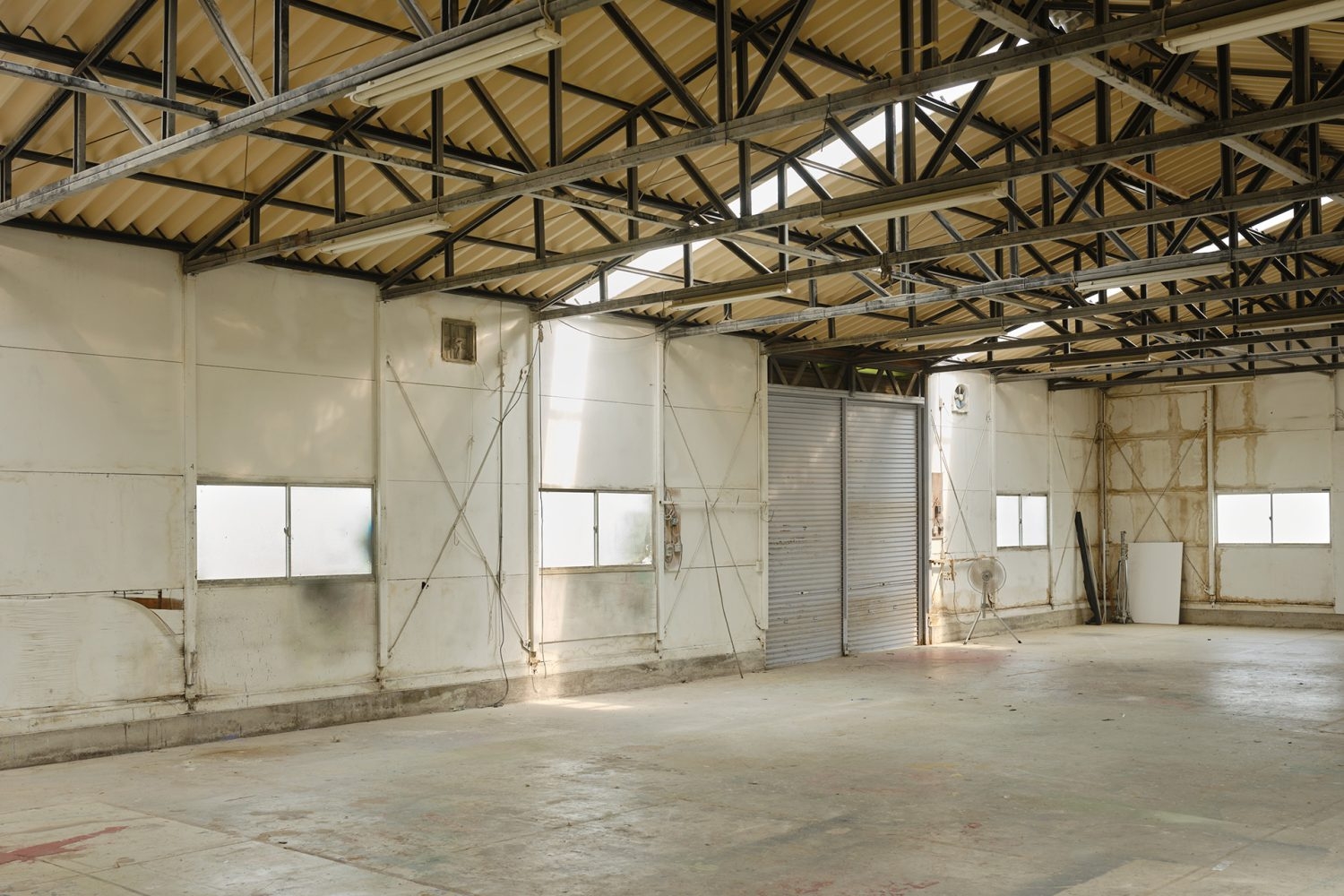 建物手前側のシャッターから大型セットなど搬入可能