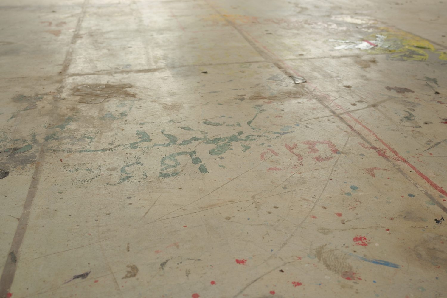 傷や塗料などが残り味のあるコンクリートフロア