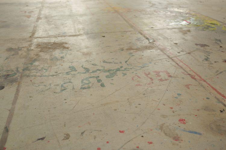 傷や塗料などが残り味のあるコンクリートフロア