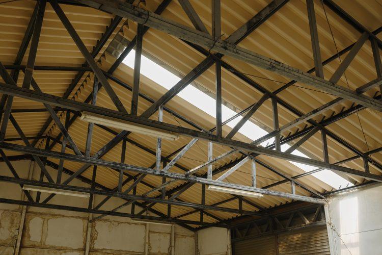 天井鉄骨に機材や美術などの吊るしも可能