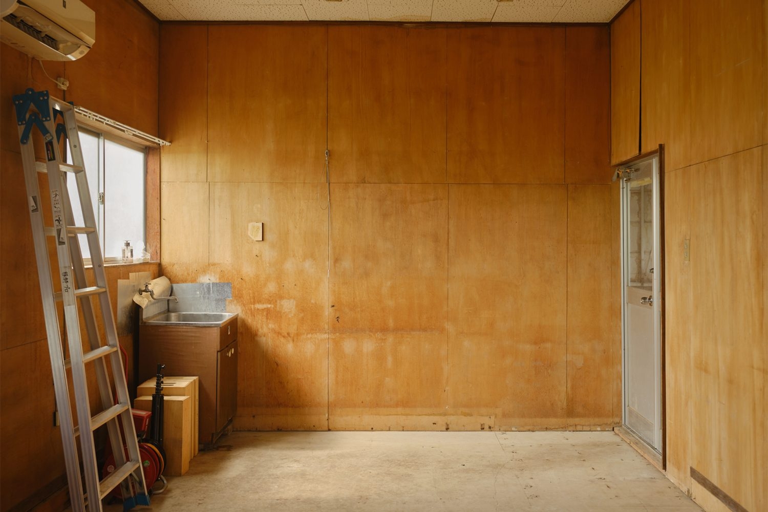 控室内にエアコン設備あり