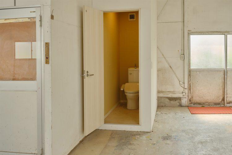 控室の隣にトイレ