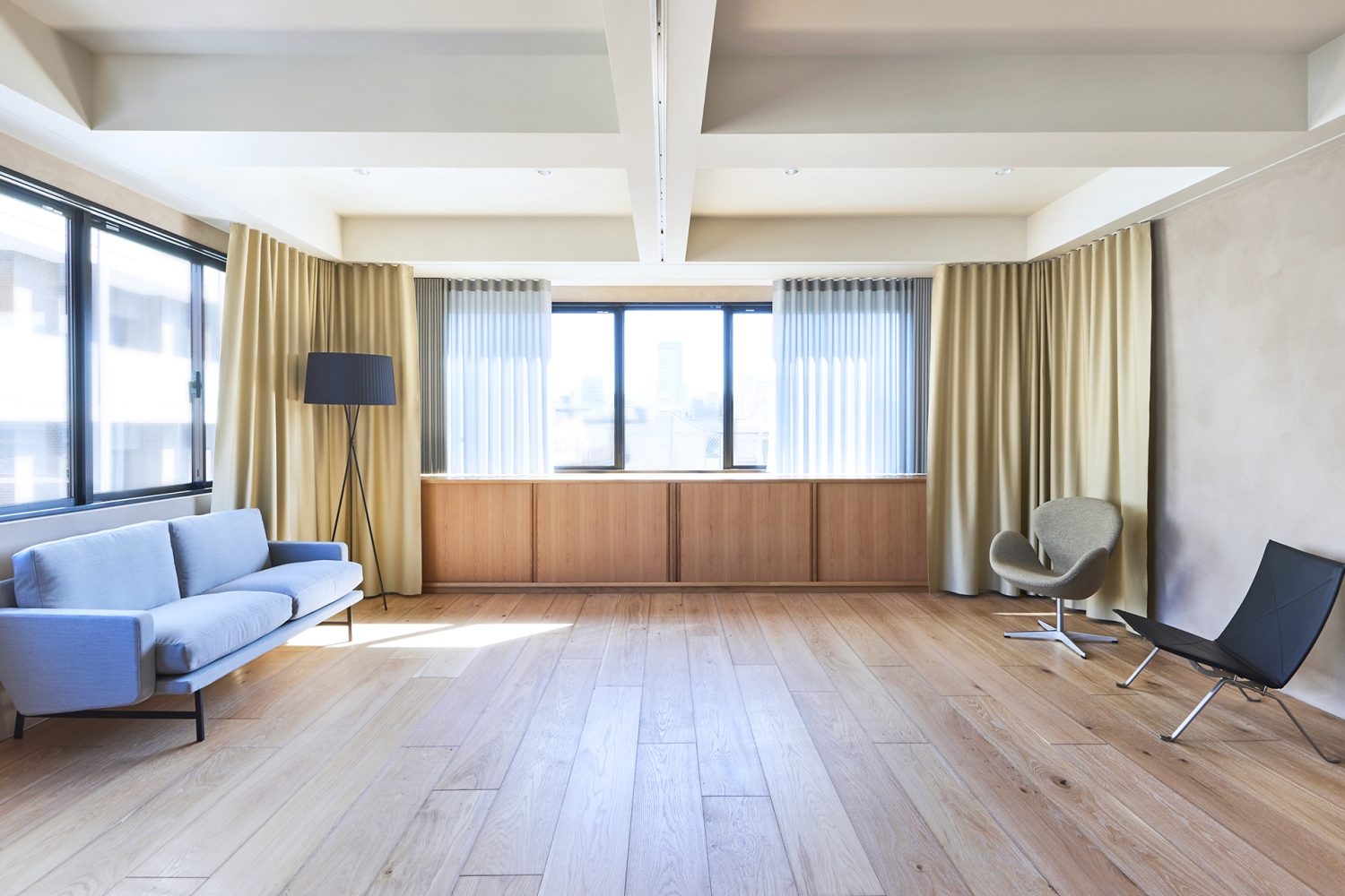 大きな2面窓から入る自然光