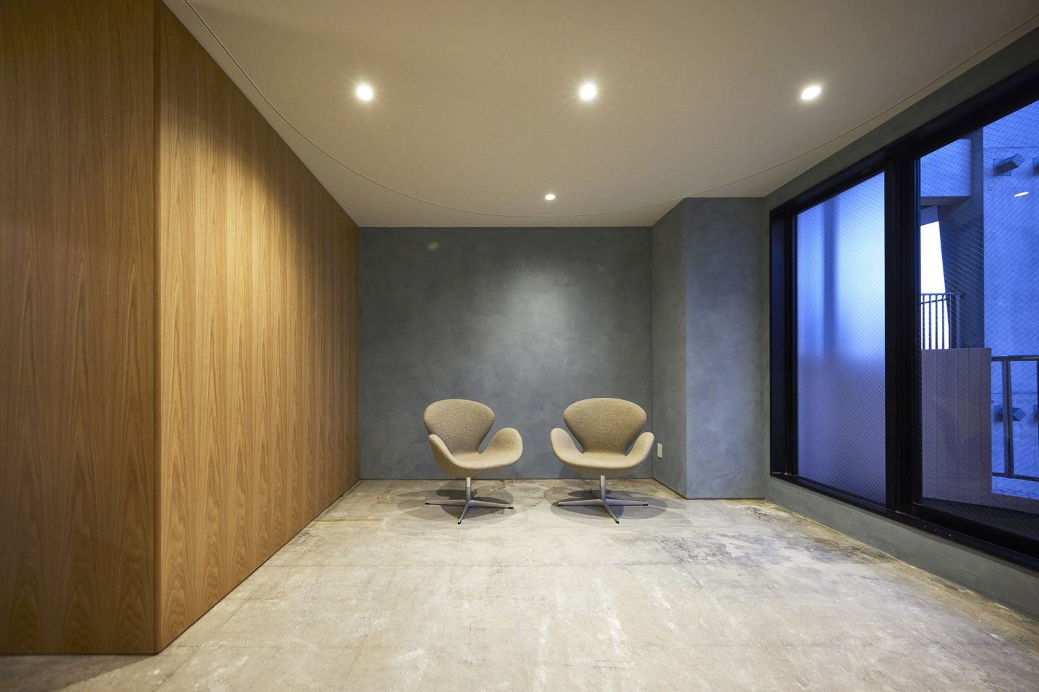 入口側 グレー壁 YouTube対談に