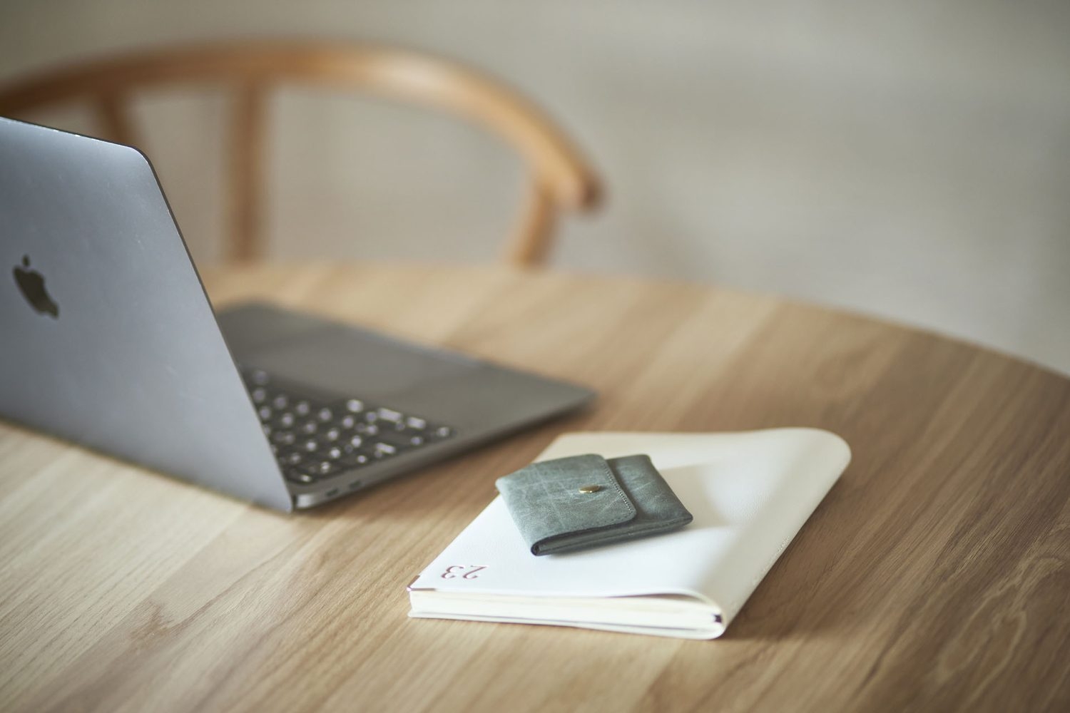 ダイニングテーブルで物撮り