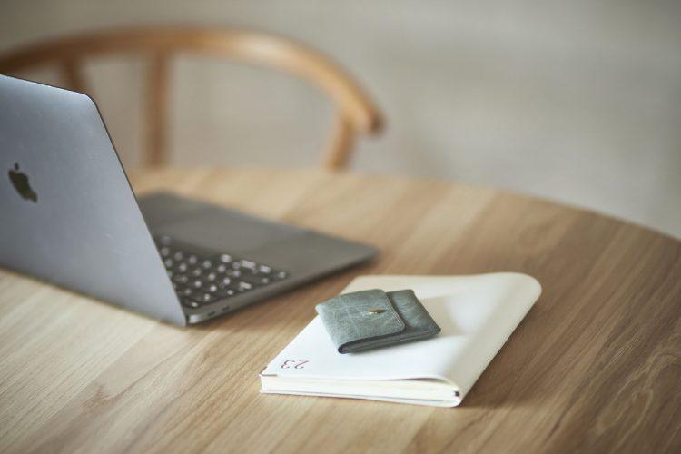 ダイニングテーブルで物撮り