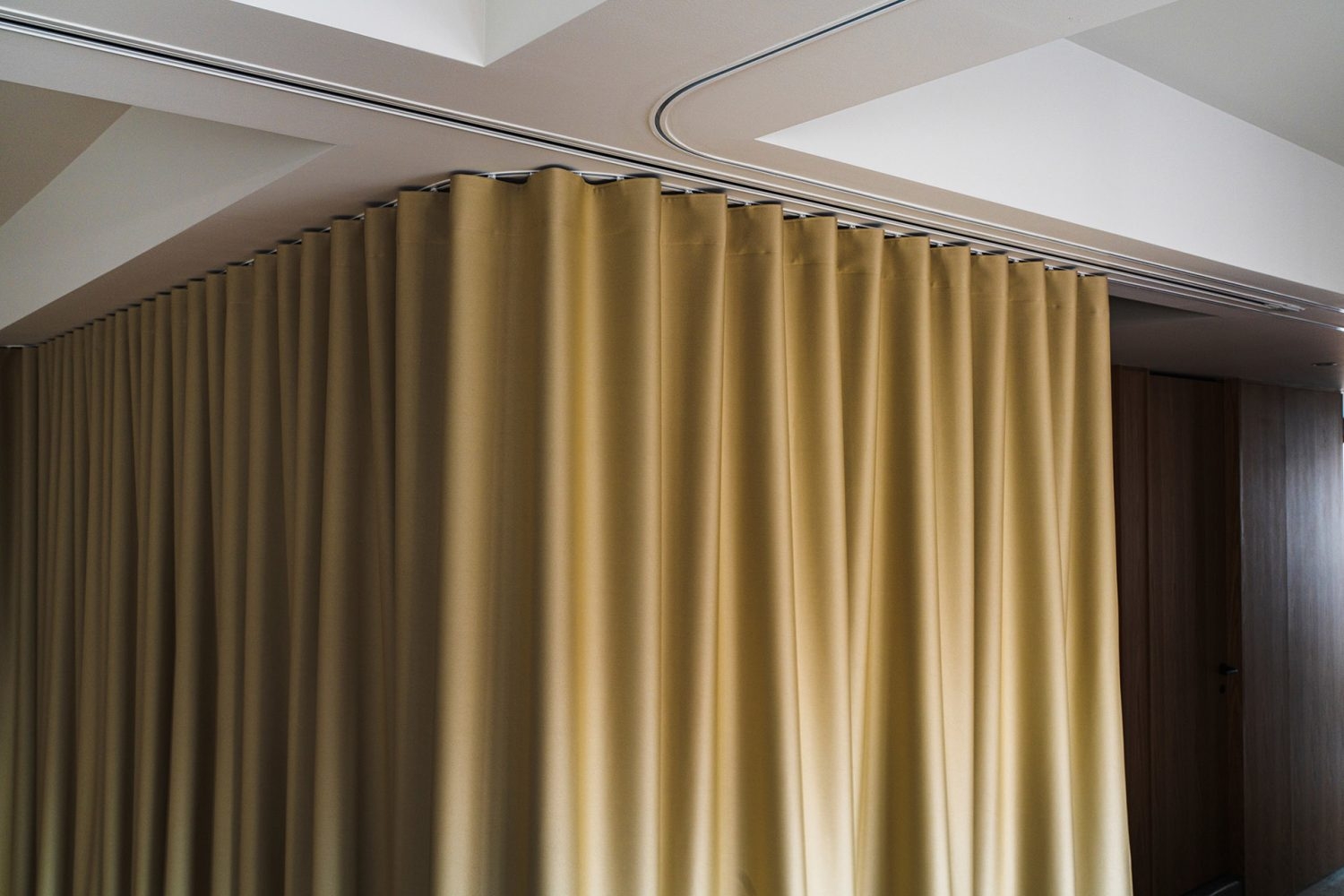 カーテンで多方向に仕切れます